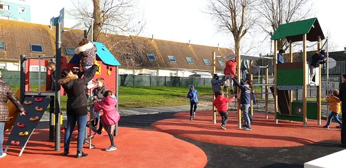 Une aire de jeux, un city stade et des terrains de pétanque au cœur...