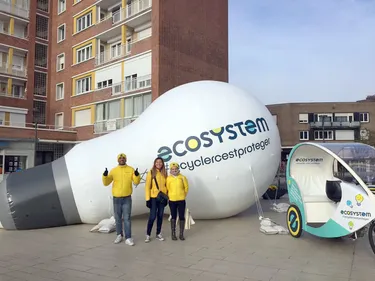 Pourquoi des ampoules géantes ont été installées en centre-ville ?