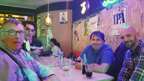 Au café polyglotte, on s’entraîne en langue étrangère autour d’un...