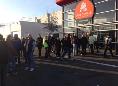 Manifestation de gilets jaunes au centre commercial Auchan