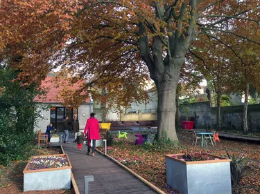 La médiathèque inaugure son jardin de lecture en plein centre-ville
