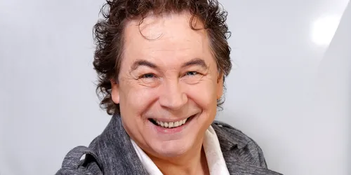 Bernard Minet reprend les génériques de dessins-animés en version...