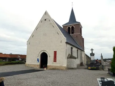 Un coq flambant neuf domine le village