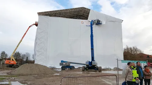 La Halle de la Compo recouverte d’un manteau blanc pour être dépolluée