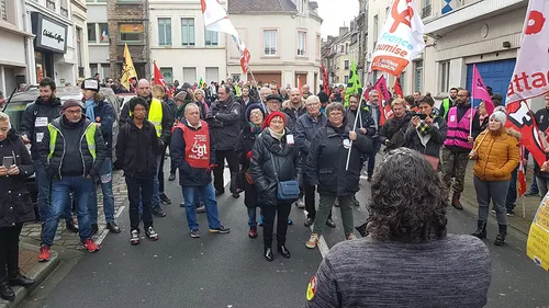 Les manifestants proposent un débat public sur les retraites au...
