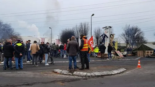Plusieurs centaines de personnes attendent Philippe Martinez