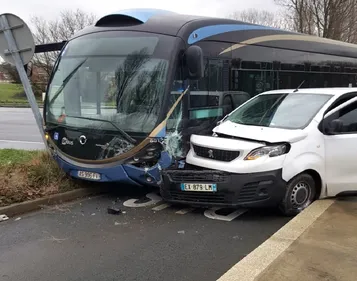 De plus en plus d’accidents entre bus et voitures sur le rond-point...