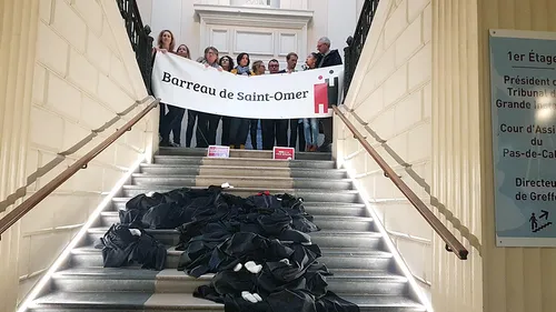 Les avocats en grève jettent leur robe et perturbent les Assises