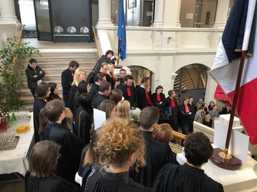 Les avocats interpellent le tribunal judiciaire pendant l’audience...