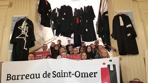 Les robes des avocats pendues dans le hall du tribunal contre la...
