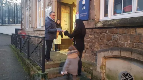 Le maire accuse le ministre de l'Education de "discrimination"...