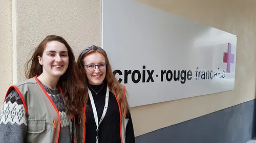 Ellie et Jess, deux Anglaises bénévoles à la Croix Rouge pour un an