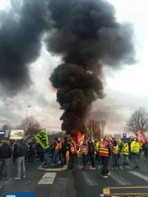 Maintenus à l'écart, les manifestants allument un feu à Petite-Synthe