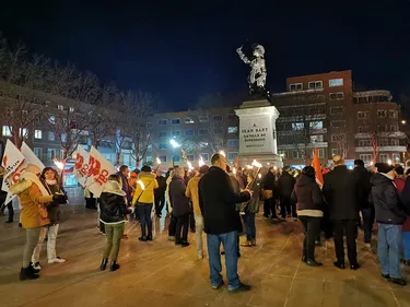 Environ 200 personnes hier soir place Jean Bart pour une "retraite"...