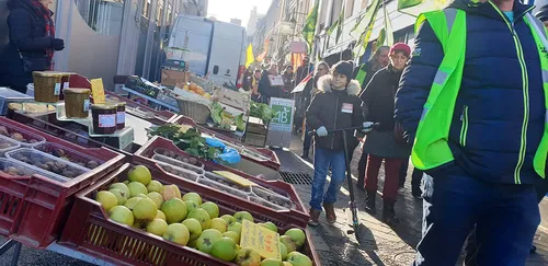 Manifestation des profs, gilets jaunes et avocats sur le marché