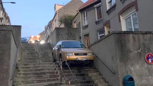 Une voiture coincée dans les escaliers de la rue Jules Baudelocque