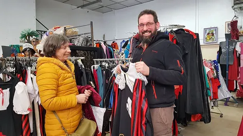 Le rayon carnaval d’Emmaüs attire les carnavaleux de l’Audomarois