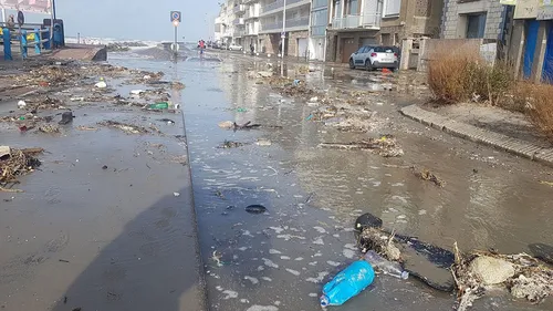 Submergé par les vagues, le boulevard Ste Beuve fermé à la circulation