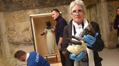 Une statue sacrée de la crypte en route vers le Louvre-Lens