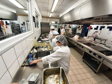 Des lycéens cuisinent pour la bonne cause