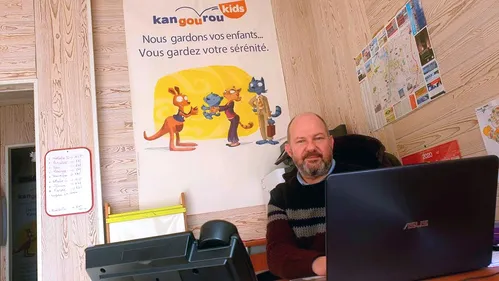Dans cette agence de garde d’enfants à domicile, c’est le rush...
