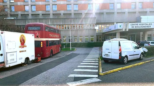 Sur le parking de l’hôpital, des frites et des pizzas pour...