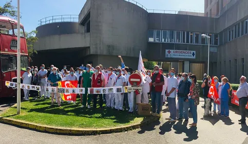Le personnel de l’hôpital rassemblé pour "réclamer des bras"