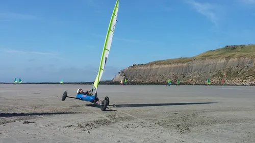 Le club de char à voile attend la réouverture de la plage, et...