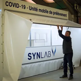 Coronavirus : une entreprise fabrique des unités mobiles de dépistage