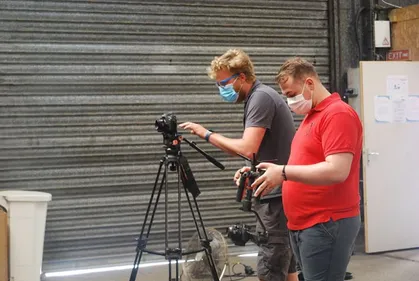 Un clip pour rendre hommage aux professions qui ont travaillé...