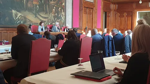 Les indemnités du maire augmentent, "immoral et scandaleux" pour...