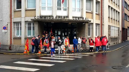 La CGT devant le commissariat pour soutenir un syndicaliste convoqué