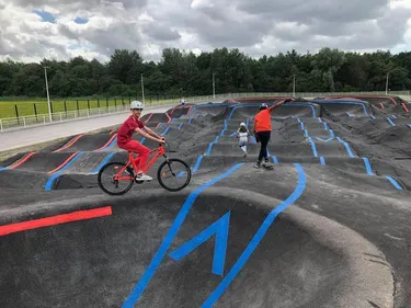 Bientôt un terrain de tennis, un skatepark et une piste de...
