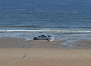 Une voiture sur le sable, digue du Break !