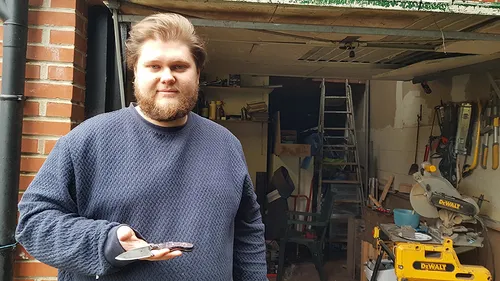 A Cassel, Remi Verwaerde crée et et restaure des couteaux