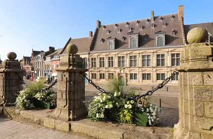 Les drapeaux en berne à Cassel