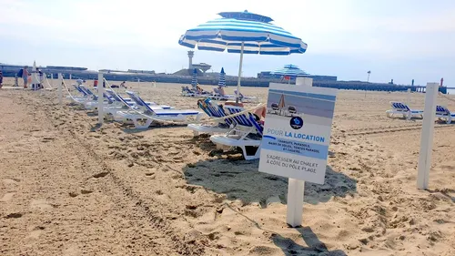 Un morceau de plage privée, avec transat et parasol en location