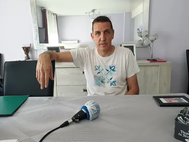 Benoît attend le procès pour meurtre de sa mère depuis six ans