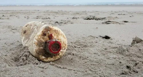 Littoral : des bouteilles d'huile de moteur datant de 1966 refont...