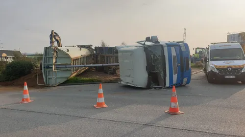 Un poids-lourd se renverse, le chauffeur légèrement blessé