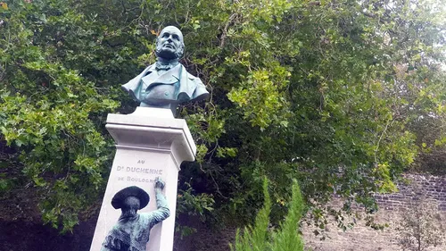 Volé il y a 2 ans, le buste en bronze du Dr Duchenne a été remplacé