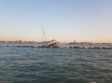 Un voilier échoué lundi soir sur les brises lames de Malo