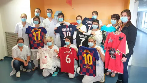 Des maillots de foot transformés en blouse de bloc opératoire, pour...