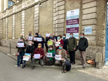 Les "pisseurs" de glyphosate déposent plainte mardi au tribunal