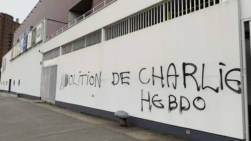 Des tags contre Charlie hebdo sur les murs du Pôle Marine