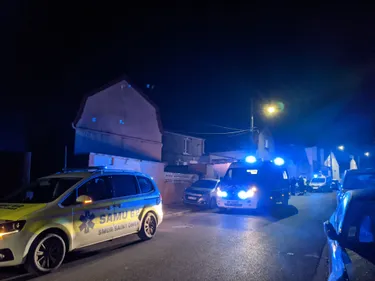 Une femme retranchée chez elle avec des armes