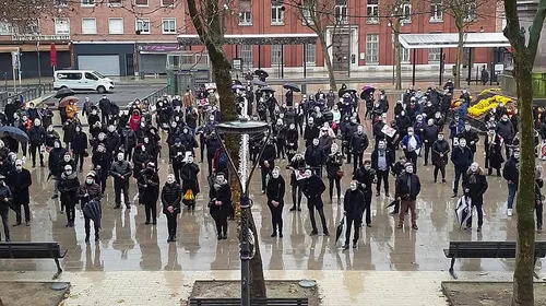 Environ 250 commerçants non-essentiels ont manifesté : "on est tous...