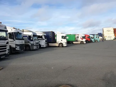7 migrants retrouvés dans un camion frigorifique
