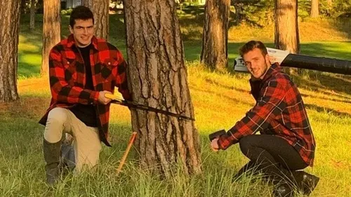 Deux jeunes proposent de vous livrer votre sapin de Noël et de le...