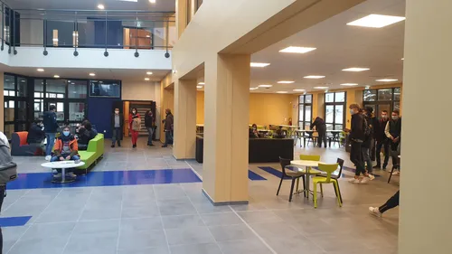 Amphi, "learning plazza", CDI tout neuf : le lycée St Jo offre un...